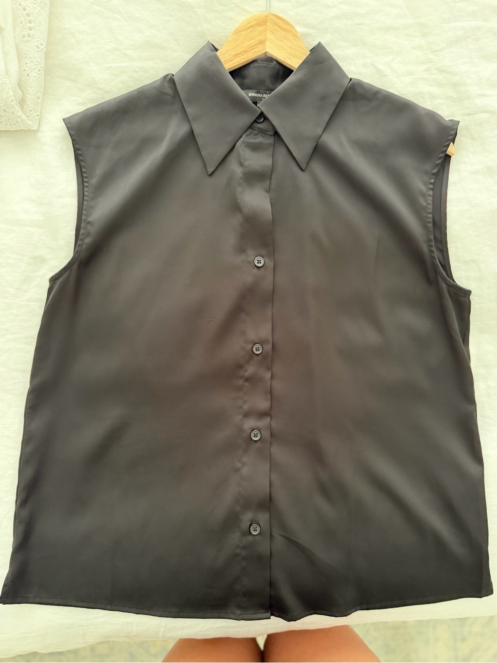 Banana Republic Women’s black sleeveless button up